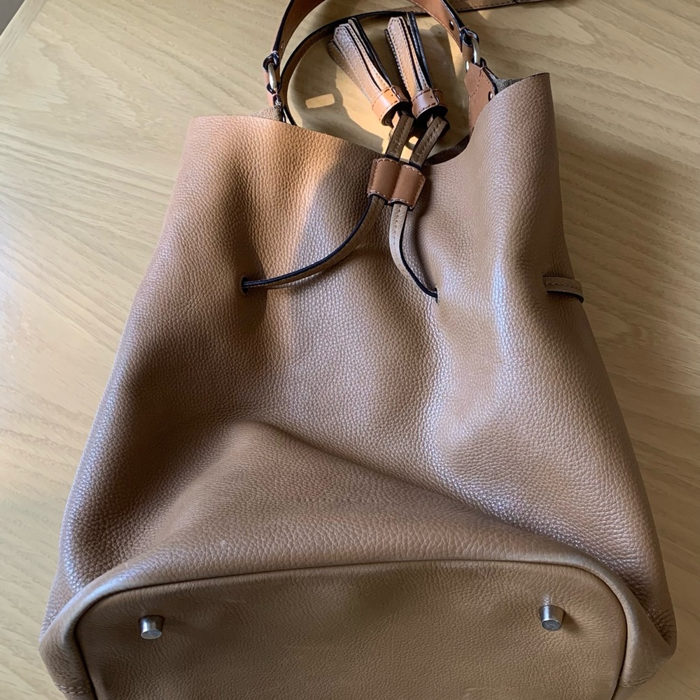 Burberry Ashby caramel hobo bag + pouch. Great for everyday and work. - Picture 6 of 13